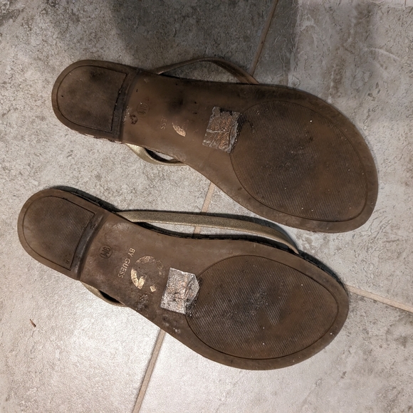 Guess Flip Flops size 9 - Picture 5 of 5